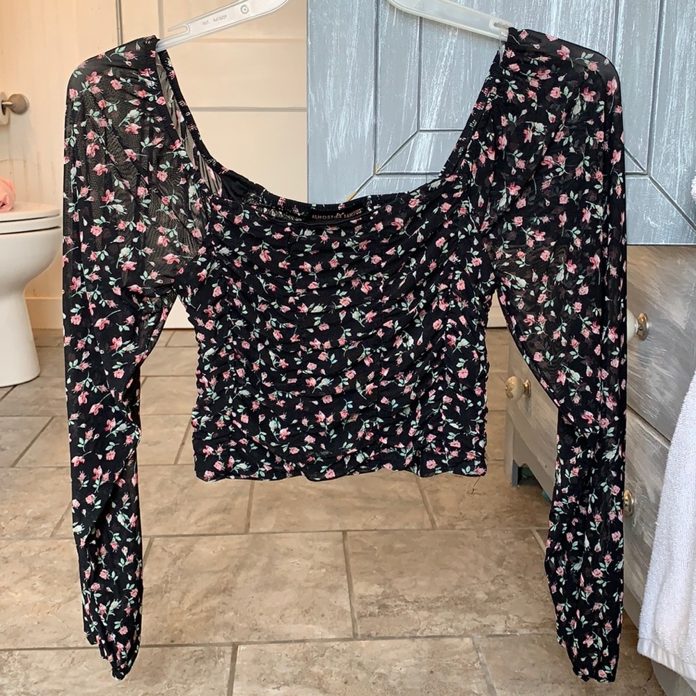 Cropped floral long sleeve. Size-L